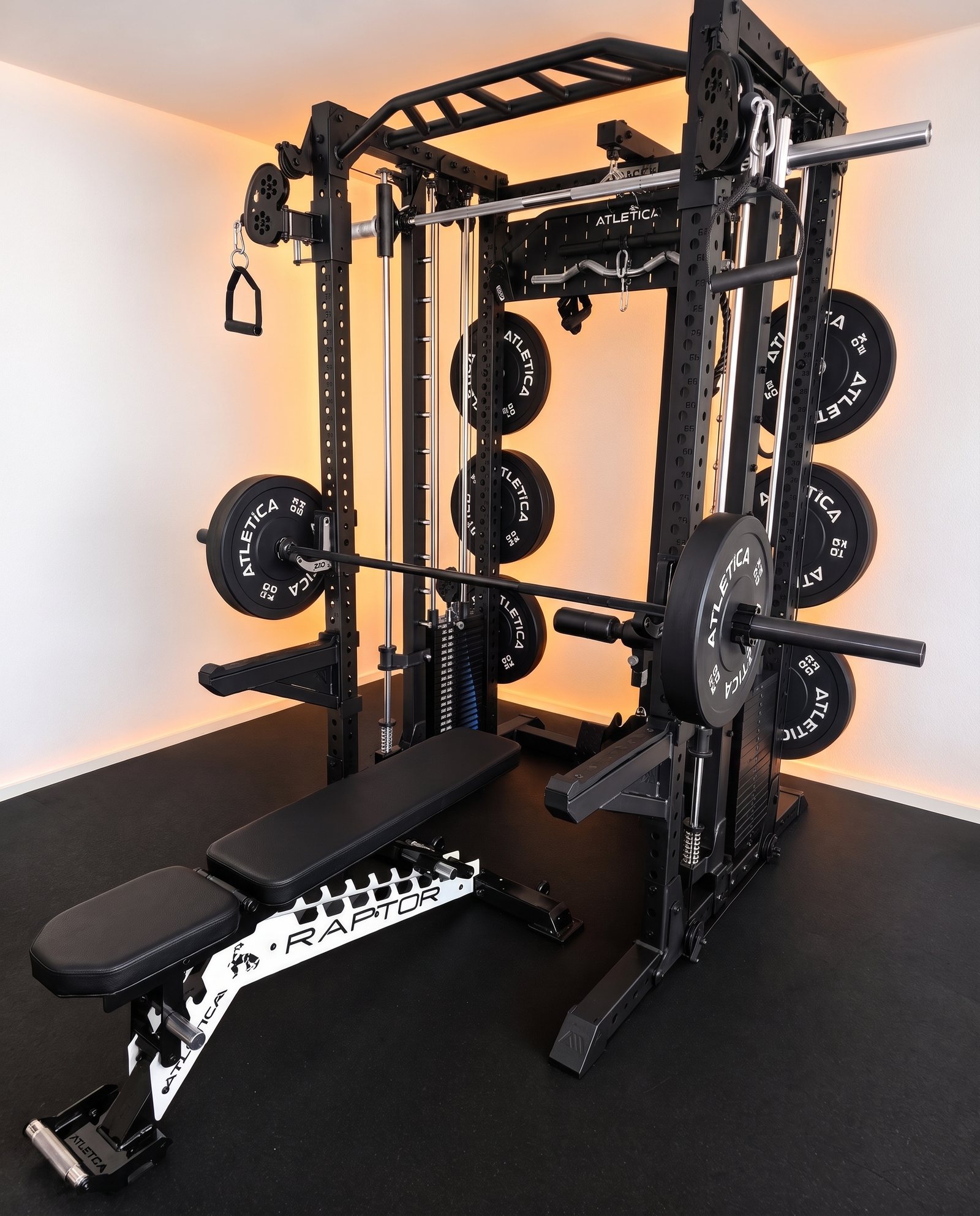 Home gym Atletica avec banc Raptor, monté et mis en service chez un particulier par sc-fitnessprojects